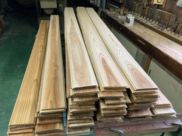 木の家の杉板、色分け。無垢の板は表情豊か。|岡崎市　工務店家づくり